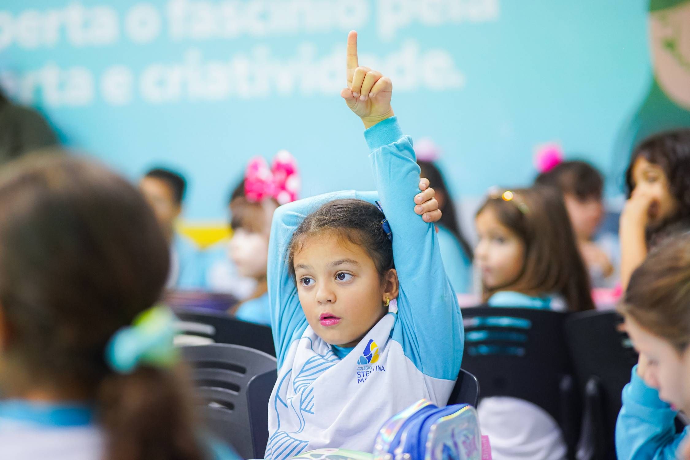 Menina na sala de aula