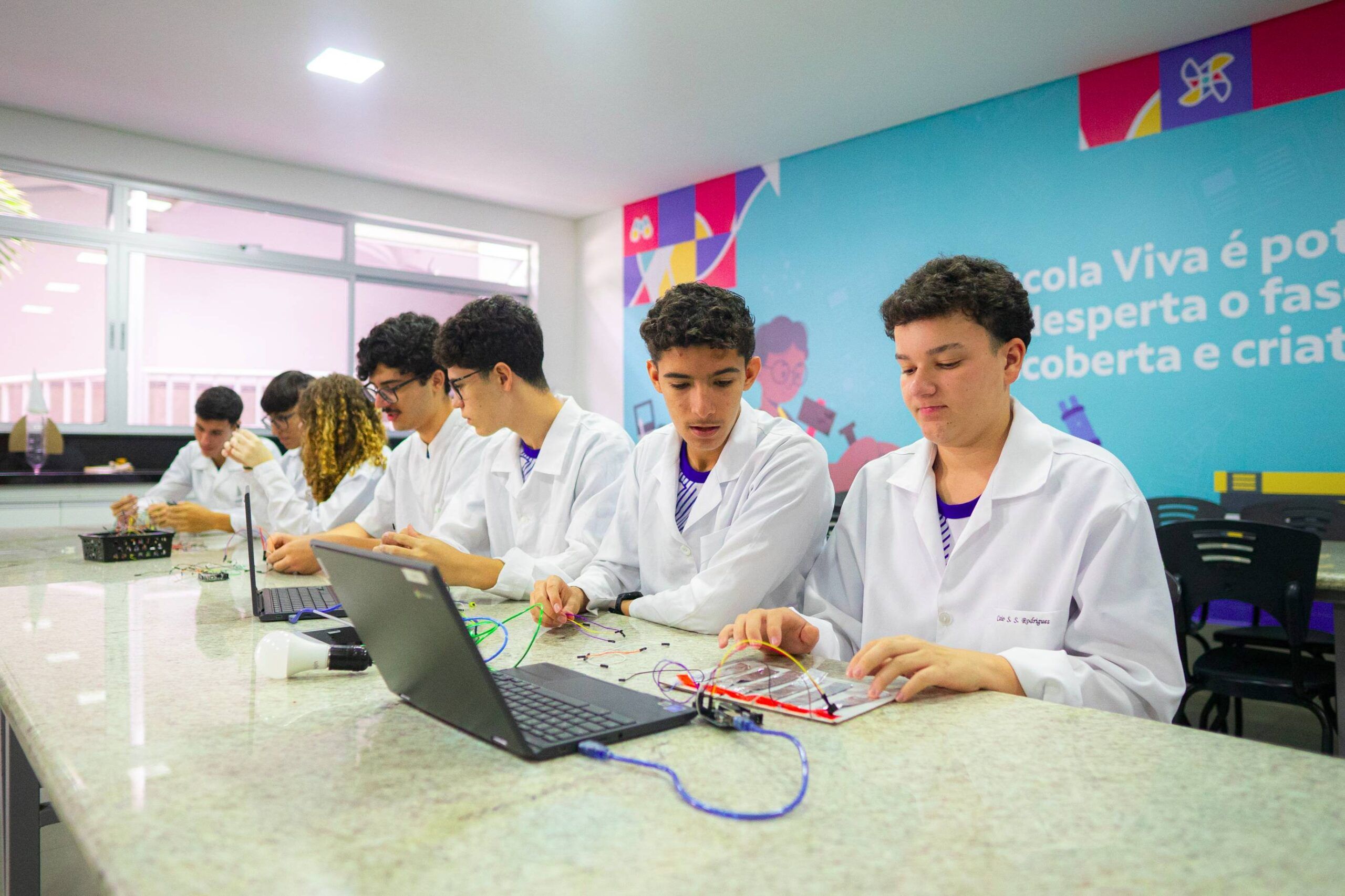 crianças fazendo computação