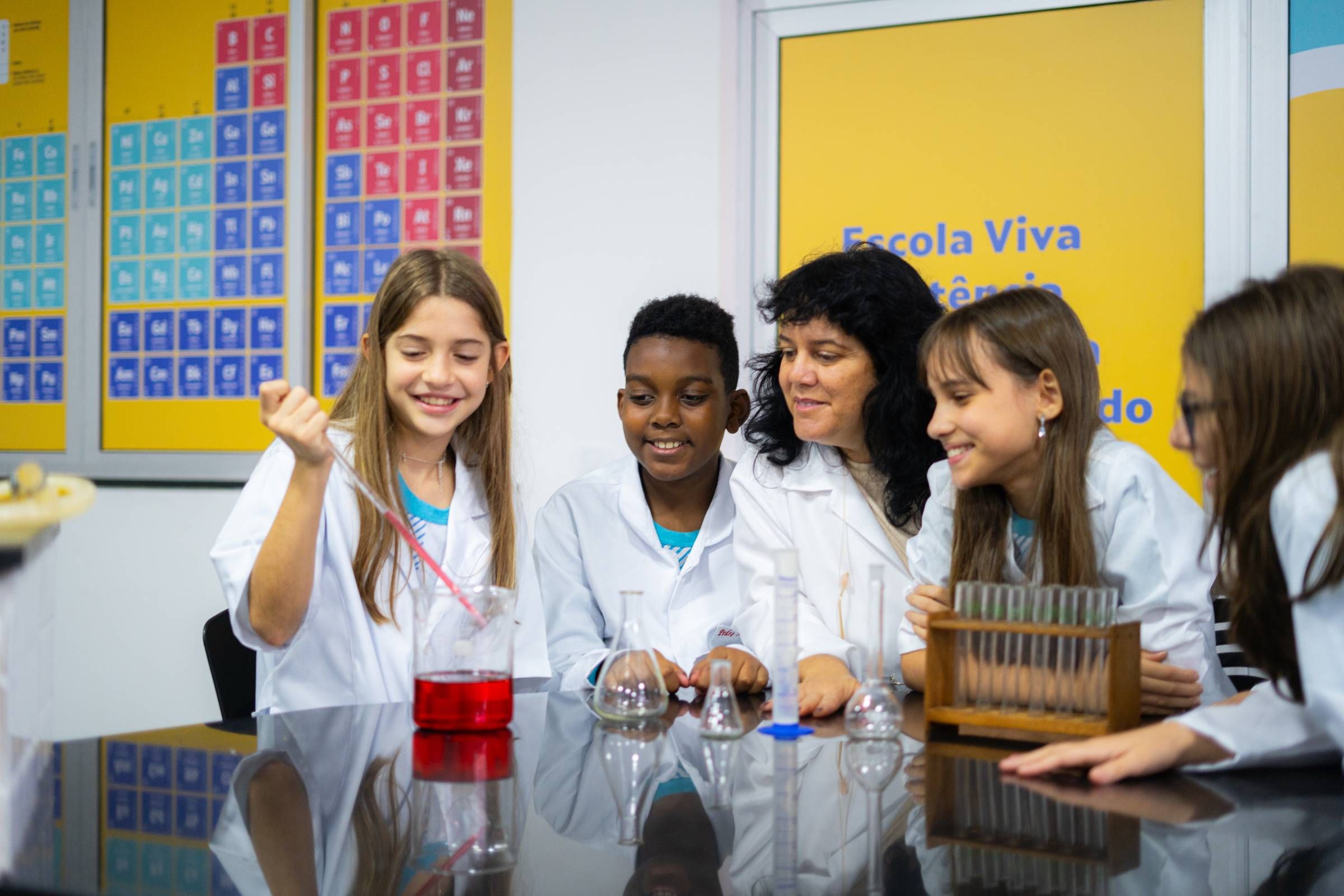 crianças fazendo quimica