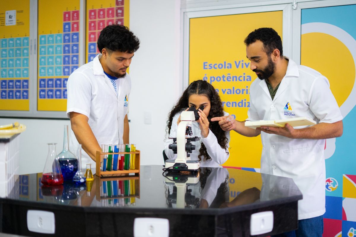 crianças olhando o telescópio