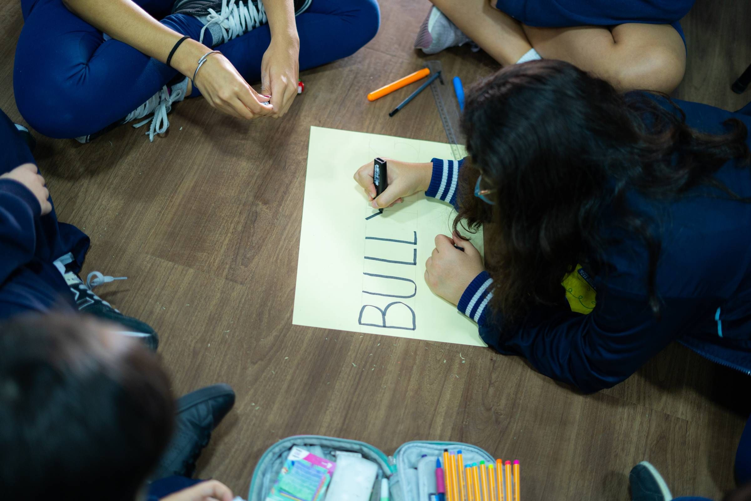 crianças escrevendo